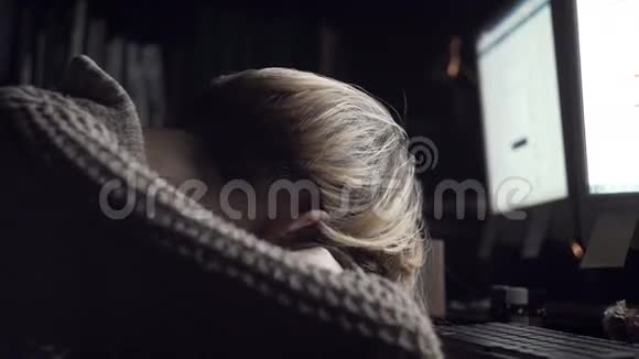 女孩躺在办公桌上特写视频的预览图