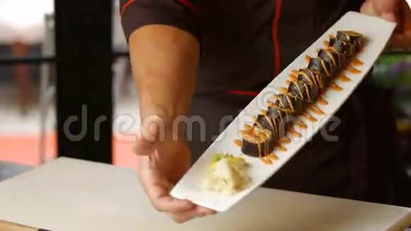 手拿盘子和寿司视频的预览图