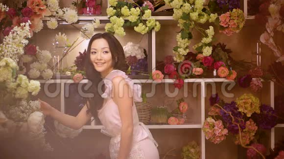 女人和鲜花有花束的亚洲女孩视频的预览图