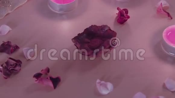 相机在浪漫的装饰上闪烁着燃烧的蜡烛和玫瑰花瓣视频的预览图