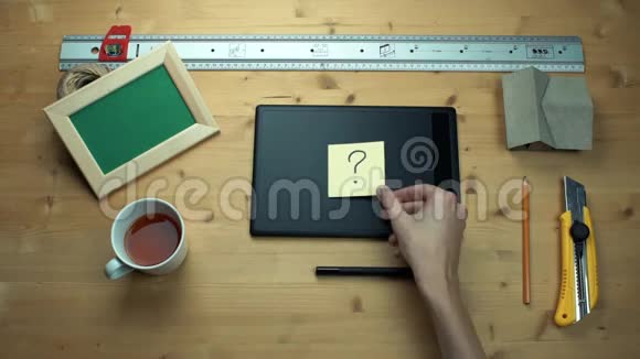 男士在办公桌上用平板电脑张贴带有问题标志的笺视频的预览图