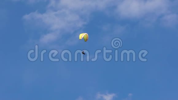 天空中的滑翔伞在气流中飞翔自由当你像鸟一样飞翔在一个巨大的高度极端极端视频的预览图