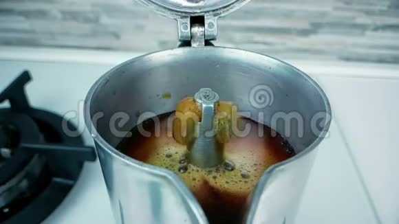 古老的复古咖啡莫卡与热意大利咖啡阿拉伯开始与泡沫缓慢运动使用咖啡摩卡咖啡机视频的预览图