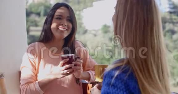 喝咖啡用手机的年轻女子视频的预览图