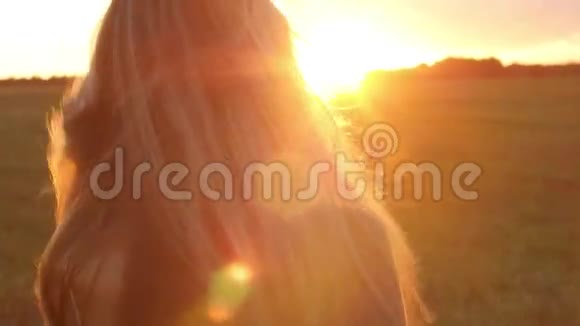 夕阳下美丽的头发女孩视频的预览图
