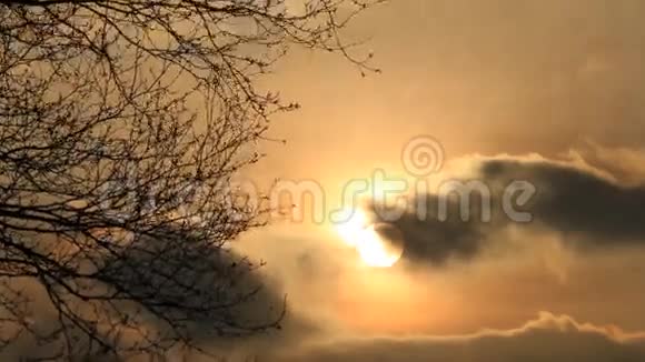 二月云层后面的日落视频的预览图