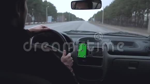 男人开车视频的预览图