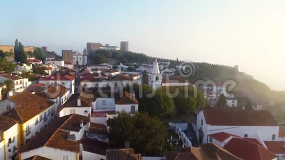 在晴朗多雾的早晨鸟瞰风景如画的葡萄牙小镇视频的预览图