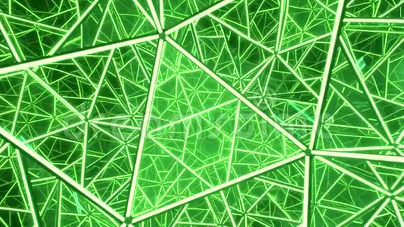 玻璃三角电池制成的万花筒几何结构用明亮的绿光照明视频的预览图