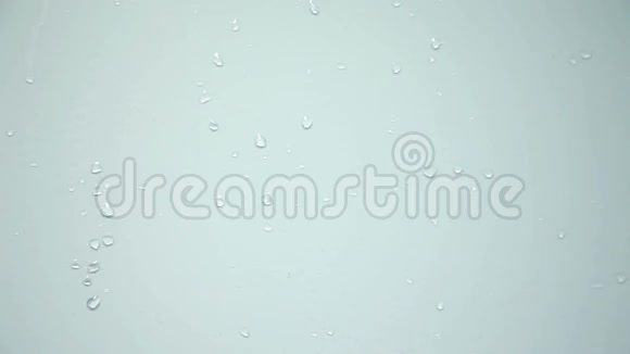 关上玻璃上的水滴视频的预览图
