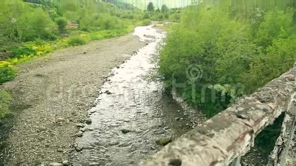 喀尔巴阡山中的山河视频的预览图