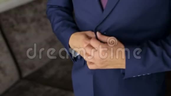 商人在他的蓝色西装上扣一个扣子视频的预览图