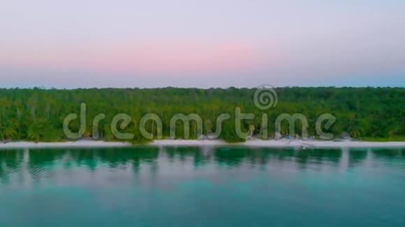 热带海岸的空中景观日落时在坎达拉曼岛的天堂乘船飞行视频的预览图