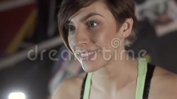 体育运动的年轻女子在健身房做有氧训练视频的预览图