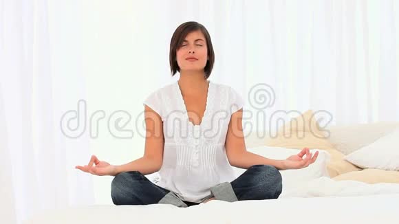 棕色头发的女人做瑜伽视频的预览图