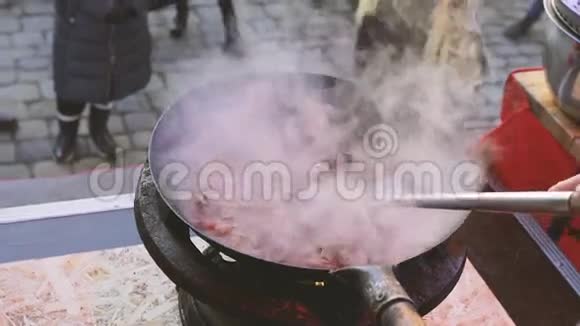 厨师预备餐来庆祝视频的预览图