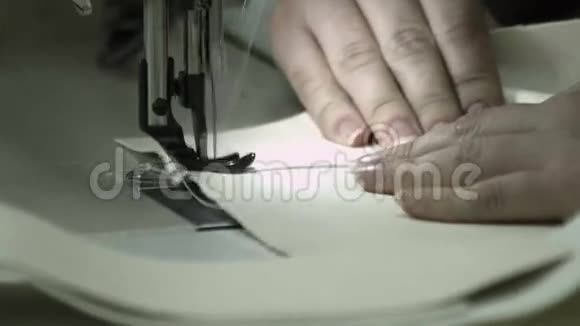 生产用缝纫机缝制妇女手视频的预览图