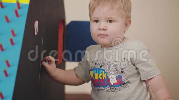 小可爱的艺术家用粉笔画他的家小男孩是视频的预览图