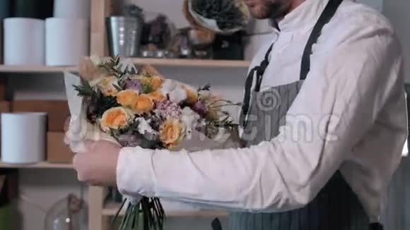 合上花店手在花店里做束的人人商业销售和花卉的概念一杯啤酒视频的预览图