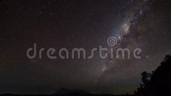 印度尼西亚塞默鲁山的银河时间推移视频的预览图