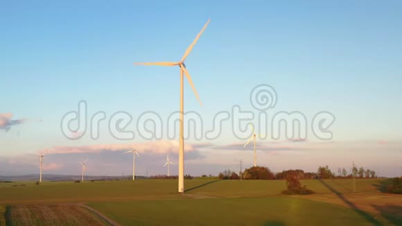 日落时分的风力涡轮机从无人机上取下视频的预览图