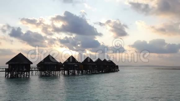 从岛上到日落时水上小屋的木路马尔代夫视频的预览图