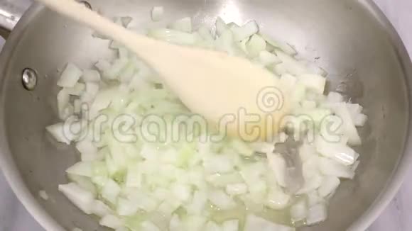 搅拌烹饪洋葱视频的预览图