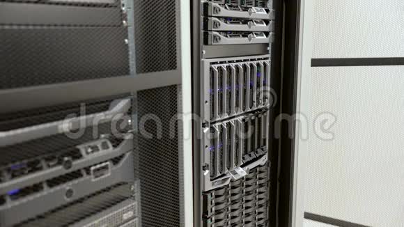 IT技术人员在数据中心的刀片服务器上安装硬盘视频的预览图