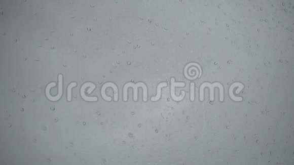 阴天时雨滴落在窗户上视频的预览图
