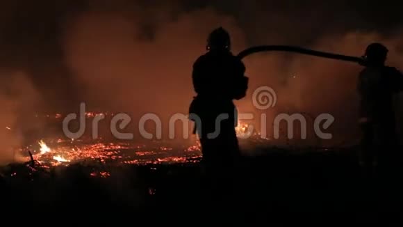剪影救援人员在夜间灭火视频的预览图