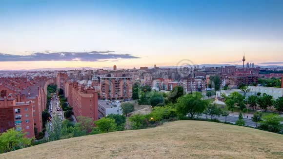西班牙马德里的全景白天到晚上的时间从瓦尔莱卡斯蒂奥皮奥公园的山丘拍摄的照片视频的预览图