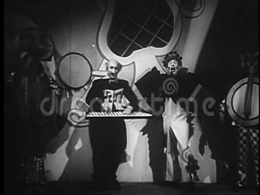 小丑和音乐家在马戏团表演视频的预览图