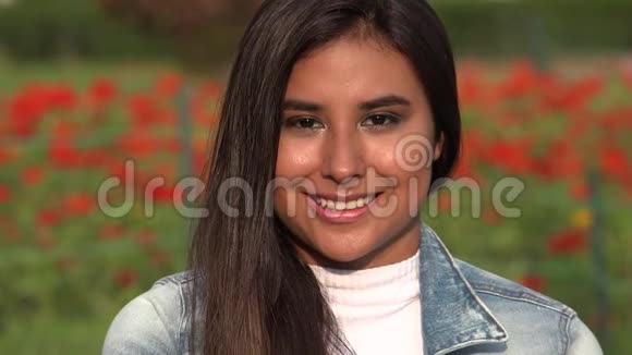快乐的微笑西班牙裔少女或年轻女子视频的预览图