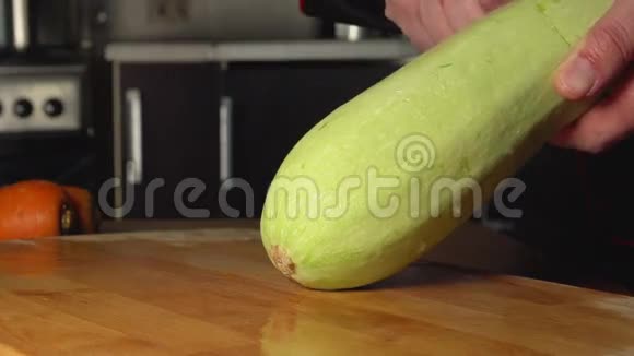 慢厨师在板子上清理蔬菜骨髓视频的预览图