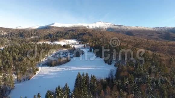 普库伊山乌克兰冬季雪景鸟瞰飞过日落黄昏雪山旅游胜地视频的预览图