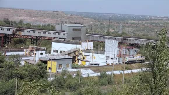 大型工业企业工厂工业区的全景图视频的预览图