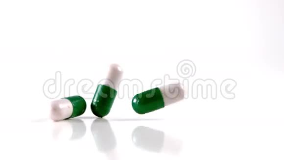 大量的白色和绿色药物掉落视频的预览图