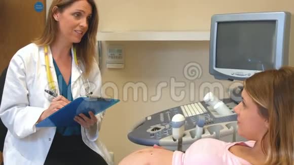 医生给怀孕病人做笔记视频的预览图