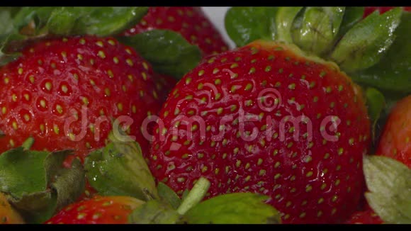草莓放在白板上喷水中等射程慢动作视频的预览图