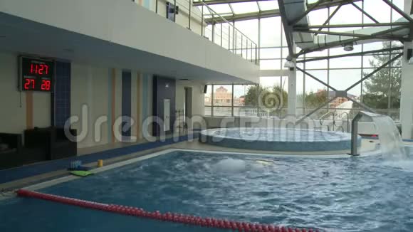 室内游泳池和按摩浴缸景观视频的预览图
