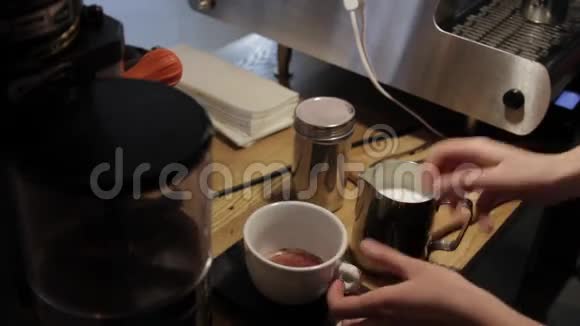 咖啡师在上菜前把成品卡布奇诺倒进杯子里视频的预览图