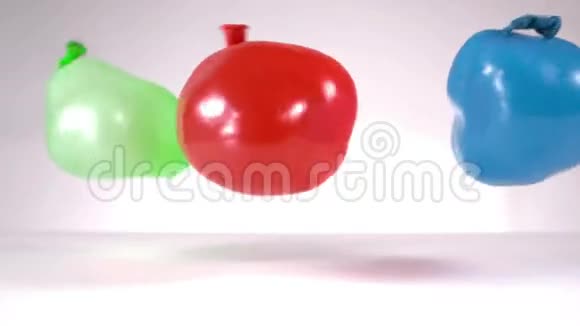 蓝绿红水气球坠落视频的预览图