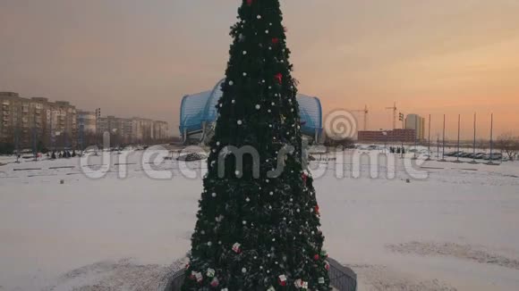 日落时用玩具装饰的圣诞树从四方直升机发射空中4K视频的预览图