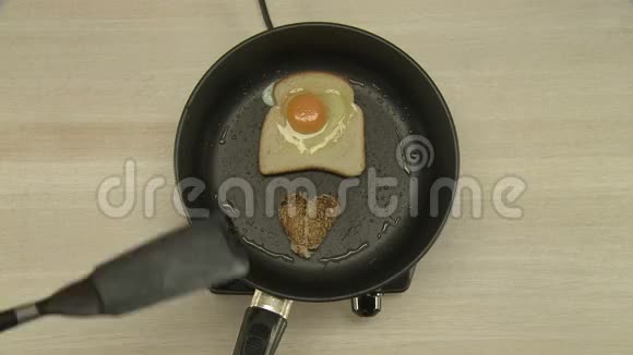用煎蛋和烤面包做早餐视频的预览图