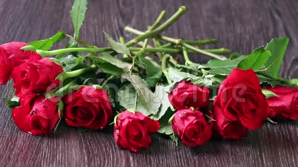情人节安排有红玫瑰和红礼品盒视频的预览图