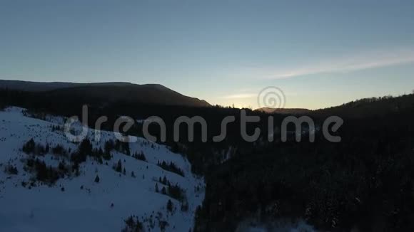 1258雄伟的偏远雪山日出景观视频的预览图