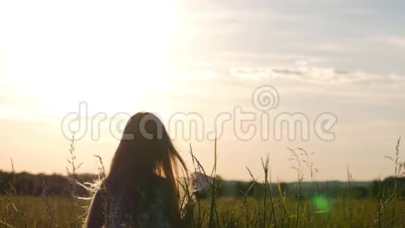 快乐的小女孩在日落时在户外玩纸飞机日落时剪影概念大梦想视频的预览图