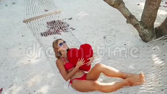 萨梅岛热带海滩吊床上的女人视频的预览图