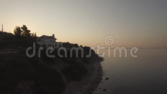 希腊日落时的海景滨水路和高地景观鸟瞰图视频的预览图