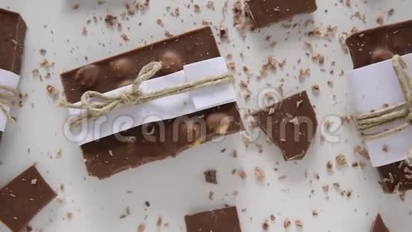白色背景上的碎巧克力碎片视频的预览图